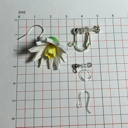 白い花のペーパークイリングピアスorイヤリングorマスクチャーム 3枚目の画像