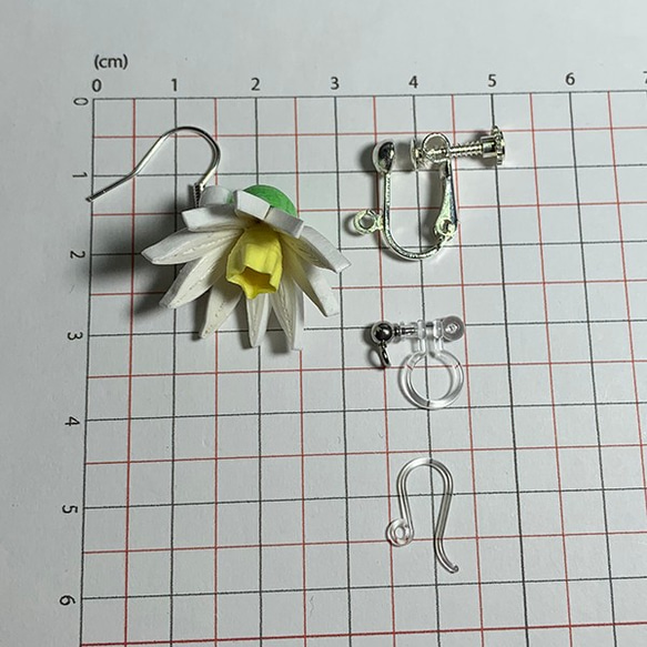 白い花のペーパークイリングピアスorイヤリングorマスクチャーム 3枚目の画像
