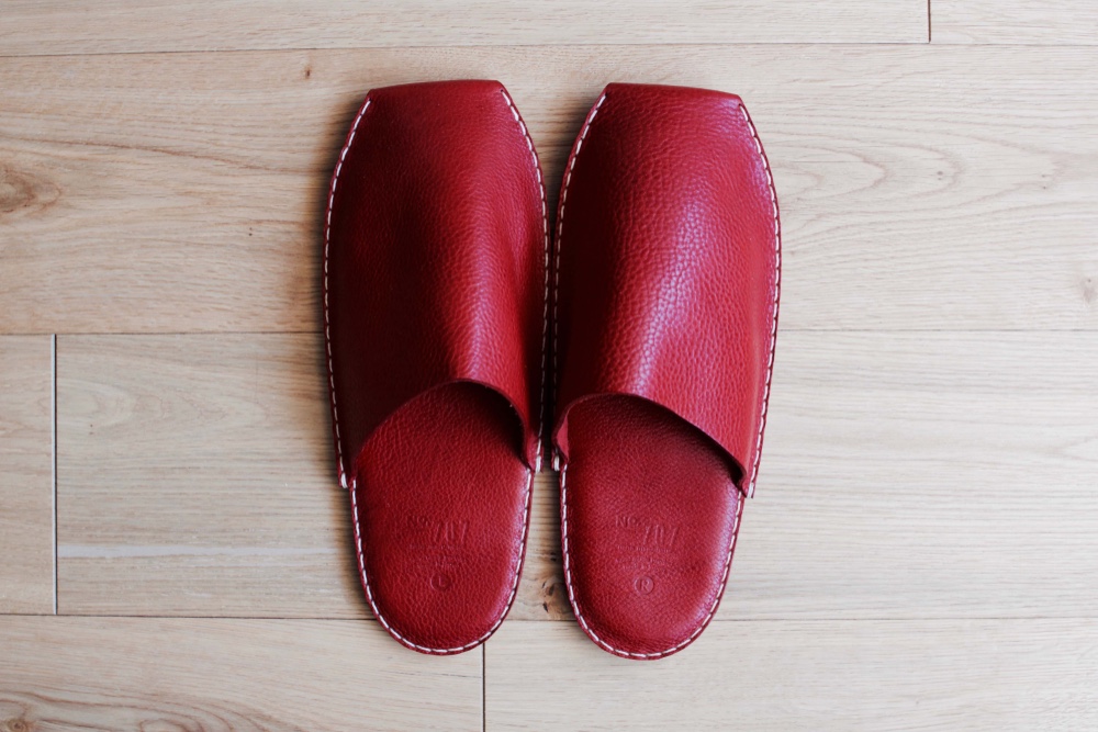 手縫いのレザースリッパ【レッド】