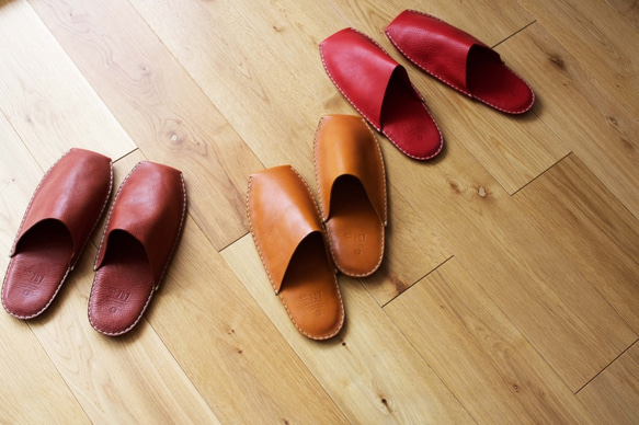 手縫いのレザースリッパ【レッド】 