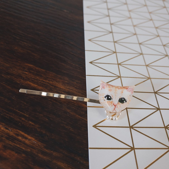 「手描き猫」真珠のネックレスの質問を身に着けている黄色の猫のヘアピン（家の猫に合わせてカスタマイズすることができます） 1枚目の画像