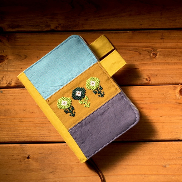 手帳カバー（A6・ほぼ日手帳オリジナル・文庫本 対応）バタフライホルダー付き 〈embroidery flower3 〉 8枚目の画像