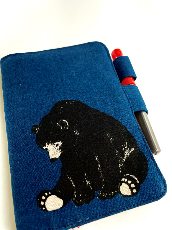 手帳カバー（A6・ほぼ日手帳オリジナル・文庫本 対応）バタフライホルダー付き 〈bear blue10 〉 1枚目の画像
