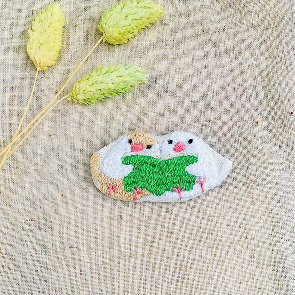 手刺繍　仲良し文鳥さんのブローチ 2枚目の画像