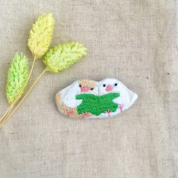 手刺繍　仲良し文鳥さんのブローチ 4枚目の画像