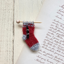 ミニ編み針の付いた靴下のブローチ（赤）　オリジナルデザイン 2枚目の画像