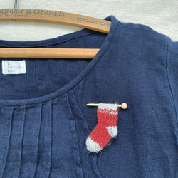 ミニ編み針の付いた靴下のブローチ（赤）　オリジナルデザイン 3枚目の画像