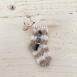 ミニ編み針の付いたコットンの靴下ブローチ　（ネイビーしましま） 3枚目の画像