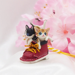 小さな靴(エンジ)に入った子猫のオーナメント 2 1枚目の画像