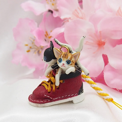 小さな靴(エンジ)に入った子猫のオーナメント 2 2枚目の画像
