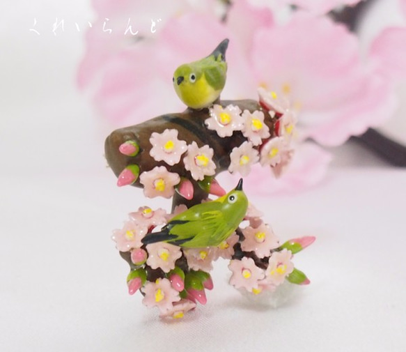 桜の花とメジロちゃんのブローチ　1 3枚目の画像