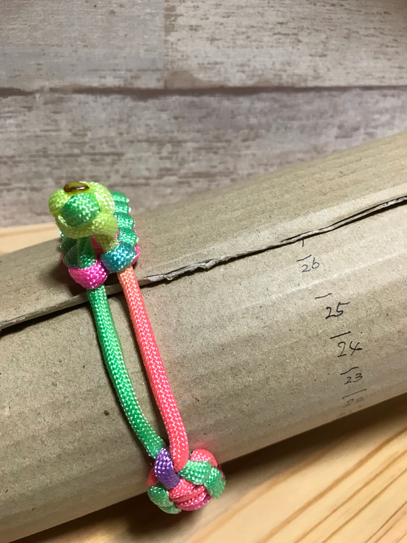 66・22.5㎝〜丈夫な糸のパラコードブレスレット・ハンドメイド 3枚目の画像