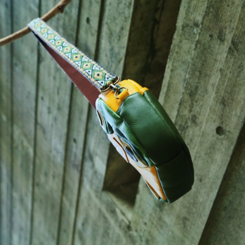 アボカドモチーフ～本革の個性派ショルダーバッグ☆【avo