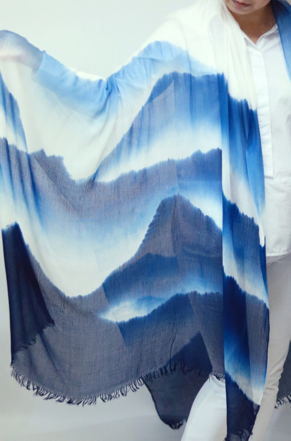 [知沐]限量手工 緜延山水圍巾 藍染Indigo 植物染 草木染 手工設計輕薄造型圍巾/披肩/圍脖,可訂製 第4張的照片