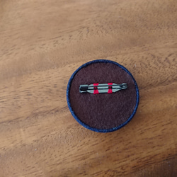 刺繍ブローチ「つばき  1942」くるみボタン 6枚目の画像