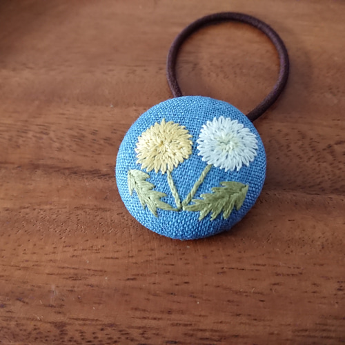 刺繍ヘアゴム「ダンゴムシ オレンジ」くるみボタン ヘアゴム
