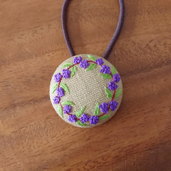 刺繍ヘアゴム「ムラサキシキブ  紫式部」くるみボタン 2枚目の画像