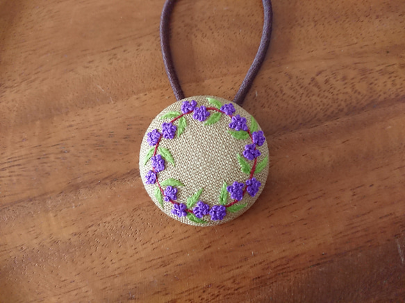 刺繍ヘアゴム「ムラサキシキブ  紫式部」くるみボタン 2枚目の画像