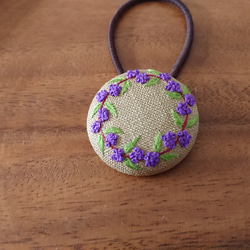 刺繍ヘアゴム「ムラサキシキブ  紫式部」くるみボタン 3枚目の画像