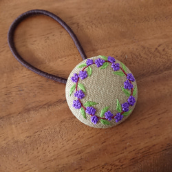 刺繍ヘアゴム「ムラサキシキブ  紫式部」くるみボタン 4枚目の画像