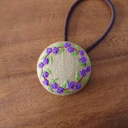 刺繍ヘアゴム「ムラサキシキブ  紫式部」くるみボタン 5枚目の画像