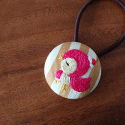 刺繍ヘアゴム「レトロな鳥  いちごソーダ」くるみボタン 3枚目の画像