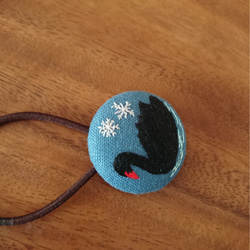 3刺繍ヘアゴム『黒鳥・ブルーグレー』くるみボタン 2枚目の画像