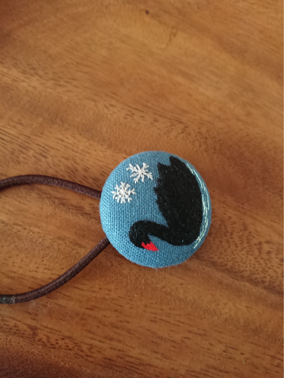 3刺繍ヘアゴム『黒鳥・ブルーグレー』くるみボタン 2枚目の画像