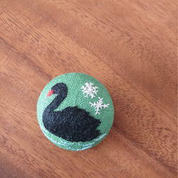 刺繍ブローチ『黒鳥・みどり』くるみボタン 2枚目の画像