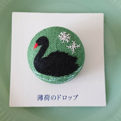 刺繍ブローチ『黒鳥・みどり』くるみボタン 1枚目の画像