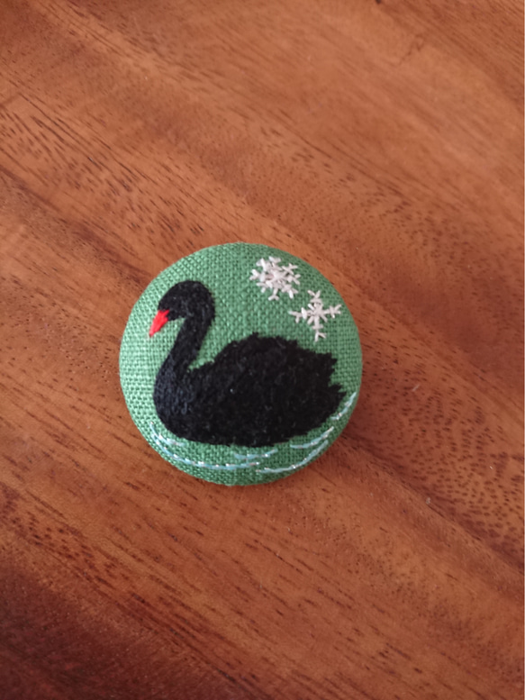 刺繍ブローチ『黒鳥・みどり』くるみボタン 4枚目の画像