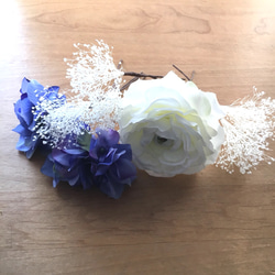White×Blue ラナンキュラスと紫陽花かすみ草のヘッドドレス 2枚目の画像