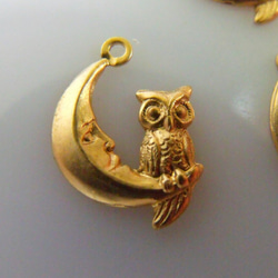 【送料無料】月とフクロウチャーム カン付き 真鍮製 2個 ブラス ゴールド アンティーク調 gold 2枚目の画像