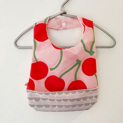 Baby Meal Apron Cherry Print 可添加命名絲帶！ 第1張的照片