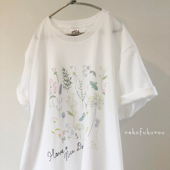 客製化植物印花寬鬆T卹 第1張的照片