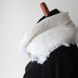 冬のホワイト　フリンジがおしゃれなウール手織りスヌード 　オフホワイト/プレゼントにも/秋冬 4枚目の画像