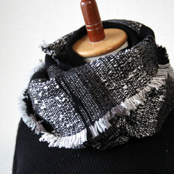 フリンジがおしゃれな手織りスヌード 　グラデーショングレー/プレゼントにも/秋冬カラー 2枚目の画像