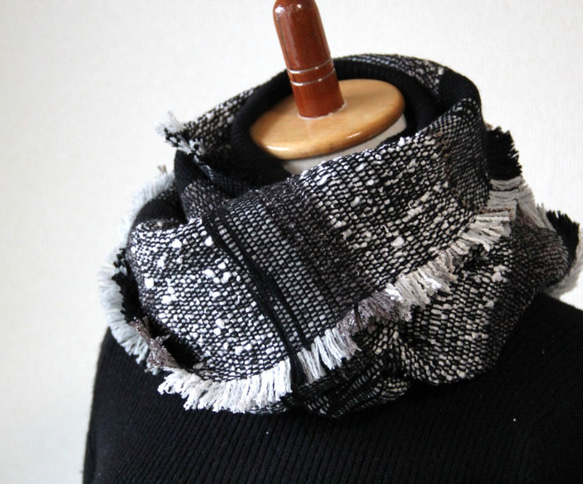 フリンジがおしゃれな手織りスヌード 　グラデーショングレー/プレゼントにも/秋冬カラー 2枚目の画像