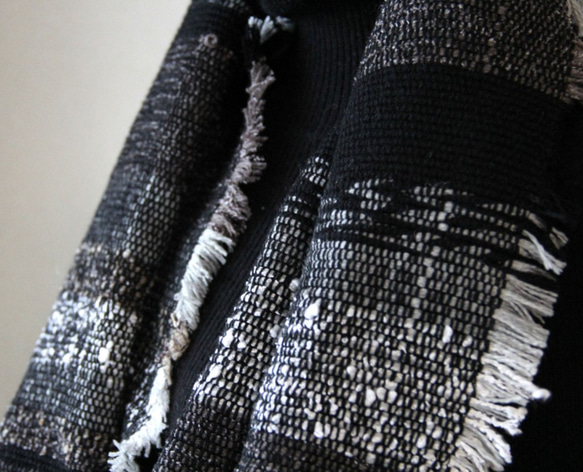 フリンジがおしゃれな手織りスヌード 　グラデーショングレー/プレゼントにも/秋冬カラー 5枚目の画像