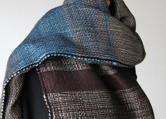 《ブルー×ブラウン》大判ウール手織りストール  羽織り/和装/肩掛け/インテリア/プレゼント 5枚目の画像