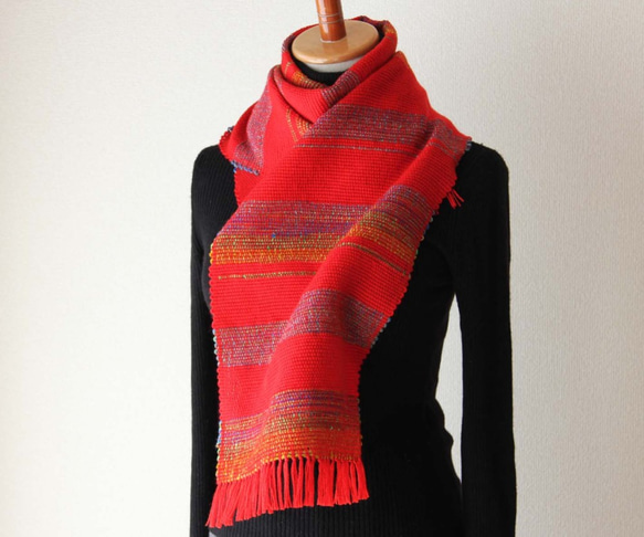 鮮やかなウール手織りマフラー　オリエンタルレッド/プレゼント/秋冬カラー 2枚目の画像
