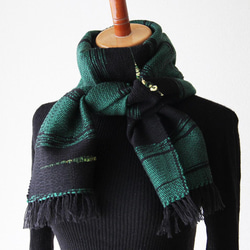 シックな二色織りウール手織りマフラー　黒グリーン縞/プレゼントにも 3枚目の画像