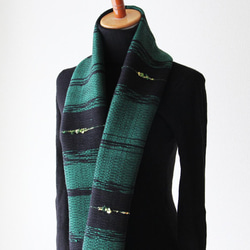 シックな二色織りウール手織りマフラー　黒グリーン縞/プレゼントにも 4枚目の画像
