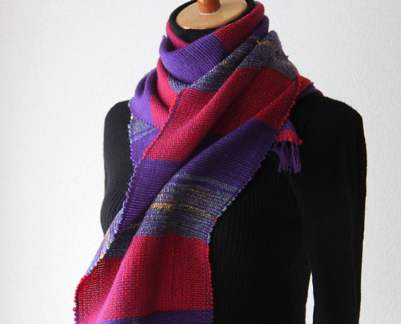 個性的で上品なウール手織りマフラー　チェリーパープル/プレゼント/秋冬カラー 2枚目の画像