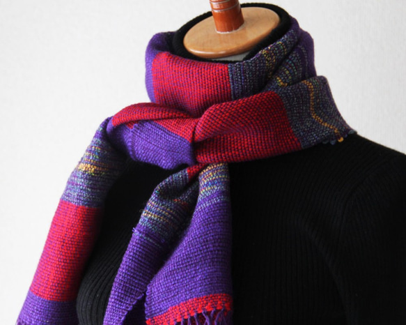 個性的で上品なウール手織りマフラー　チェリーパープル/プレゼント/秋冬カラー 4枚目の画像