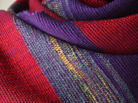 個性的で上品なウール手織りマフラー　チェリーパープル/プレゼント/秋冬カラー 5枚目の画像