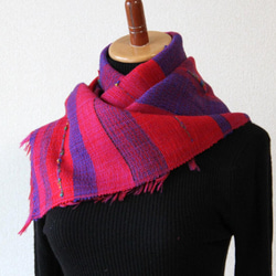 華やかで上品なウール手織りマフラー　ストロベリー/プレゼント/秋冬カラー 1枚目の画像