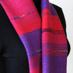 華やかで上品なウール手織りマフラー　ストロベリー/プレゼント/秋冬カラー 5枚目の画像
