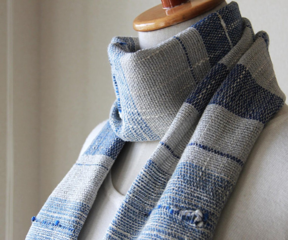 涼し気なリネンコットン手織りストール　生成りブルー/春夏/冷房対策 4枚目の画像