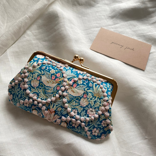 ラスト1点】仕切りがま口♩strawberry thiefにタンバリンの刺繍 